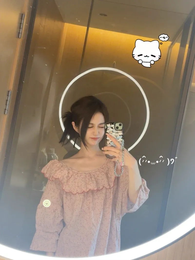 主持小悠晒照：落地西安啦，有没有好吃的油泼面推荐呀