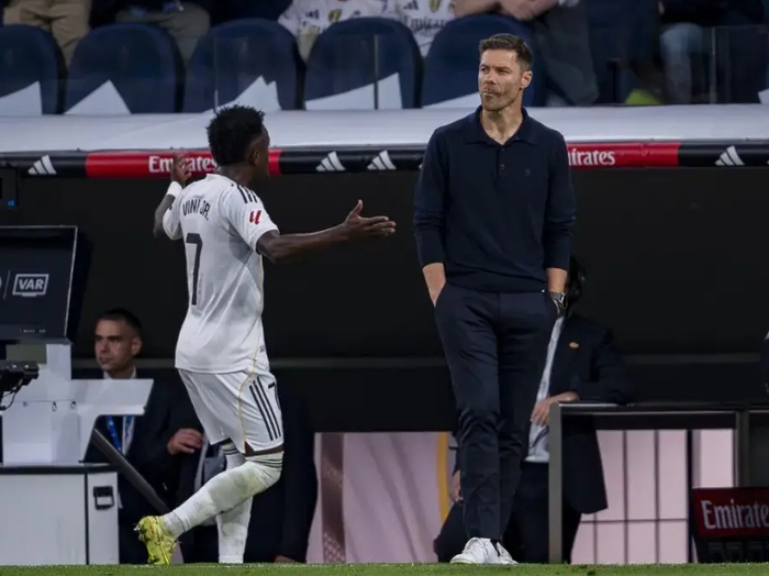 阿隆索下课内幕曝光！更衣室内讧，1.8亿巨星施压，佛爷忍痛换人|哈维·阿隆索|皇马|哈维-阿隆索|皇家马德里|哈维_新浪体育_新浪新闻