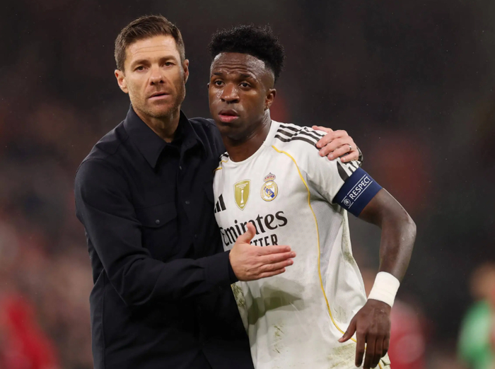 阿隆索下课内幕曝光！更衣室内讧，1.8亿巨星施压，佛爷忍痛换人|哈维·阿隆索|皇马|哈维-阿隆索|皇家马德里|哈维_新浪体育_新浪新闻