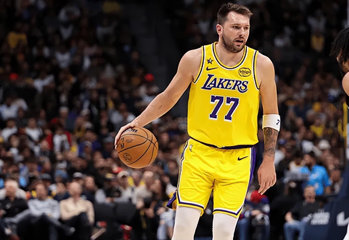 世俱杯-艾顿伤退！湖人16分大逆转，詹姆斯创2大NBA神迹，东契奇大号三双