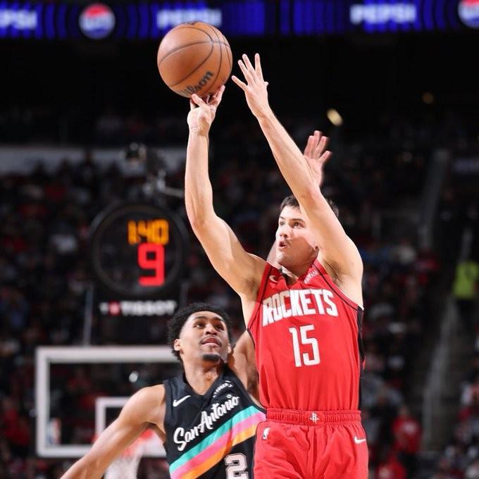 国际足联俱乐部世界杯-谢天谢地谢泼德，谢泼德末节砍12分率队逆转，马刺全队仅14分