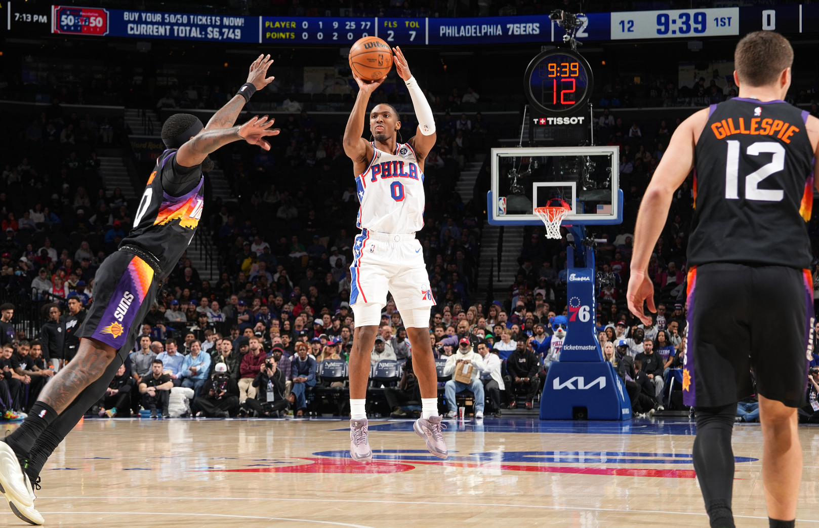 线上投注-太阳反超湖人升西部第六！布克27+4引6人上双 马克西25中7狂打铁