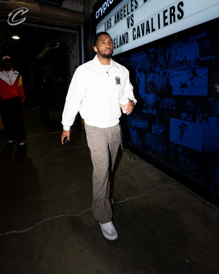 俱乐部世界杯-客战湖人！骑士入场穿搭：哈登蓝白配最亮眼 米切尔简约白配棕