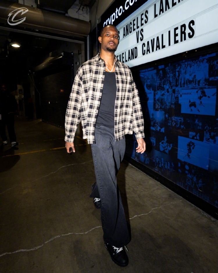 俱乐部世界杯-客战湖人！骑士入场穿搭：哈登蓝白配最亮眼 米切尔简约白配棕