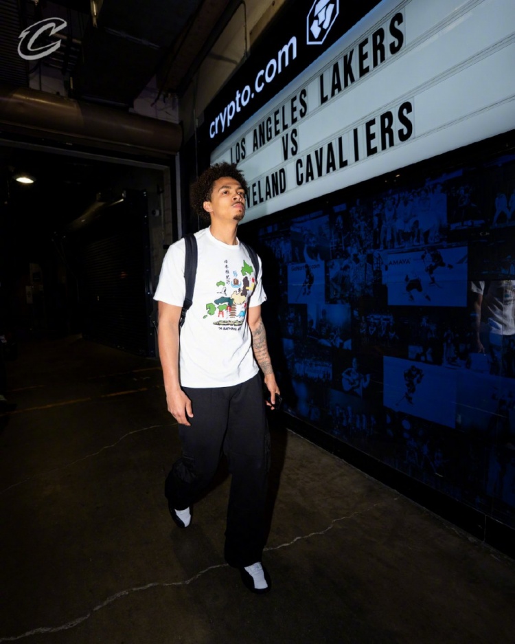 俱乐部世界杯-客战湖人！骑士入场穿搭：哈登蓝白配最亮眼 米切尔简约白配棕