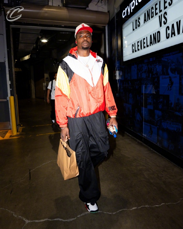 俱乐部世界杯-客战湖人！骑士入场穿搭：哈登蓝白配最亮眼 米切尔简约白配棕