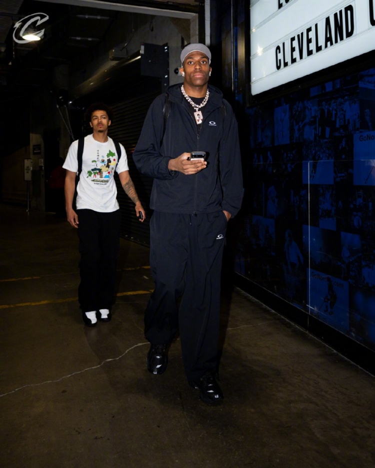 俱乐部世界杯-客战湖人！骑士入场穿搭：哈登蓝白配最亮眼 米切尔简约白配棕