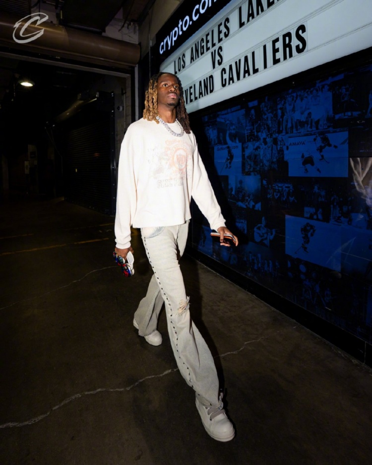 俱乐部世界杯-客战湖人！骑士入场穿搭：哈登蓝白配最亮眼 米切尔简约白配棕