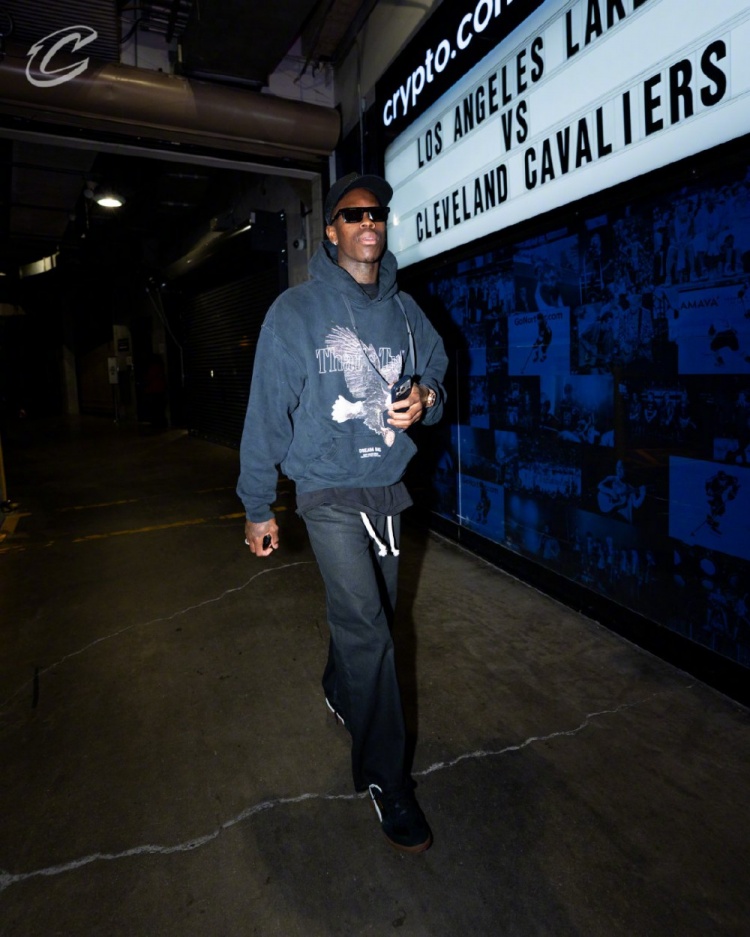 俱乐部世界杯-客战湖人！骑士入场穿搭：哈登蓝白配最亮眼 米切尔简约白配棕